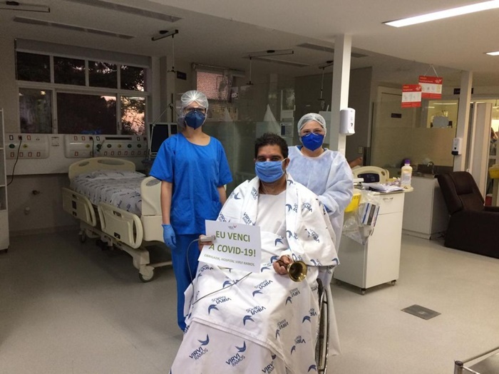 Paciente deixa a UTI do Hospital Vivi Ramos e é transferido para hospital de campanha em Caxias do Sul. Estado tem 30.287 recuperados da Covid-19
