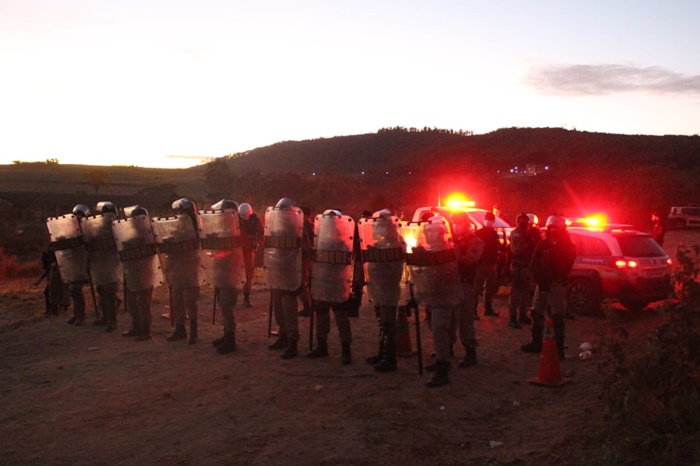 Tropa de choque da polícia militar do governador Romeu Zema ameaça invadir o assentamento nesta noite