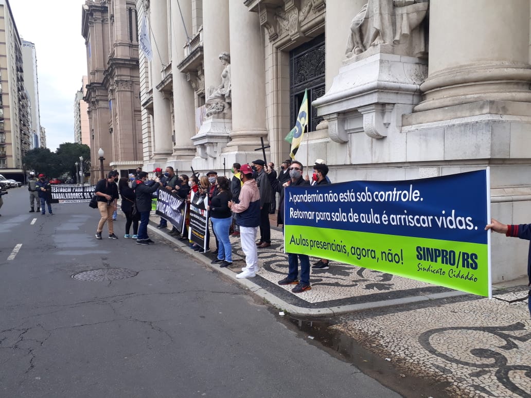 Entidades da educação protestam no Palácio Piratini