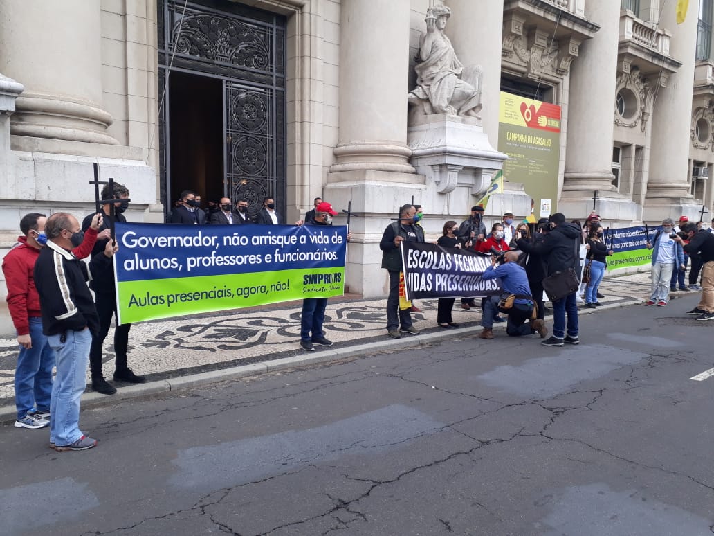 Entidades da educação protestam no Palácio Piratini