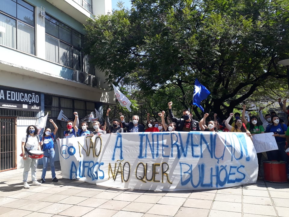 Estudantes protestam em frente à Reitoria