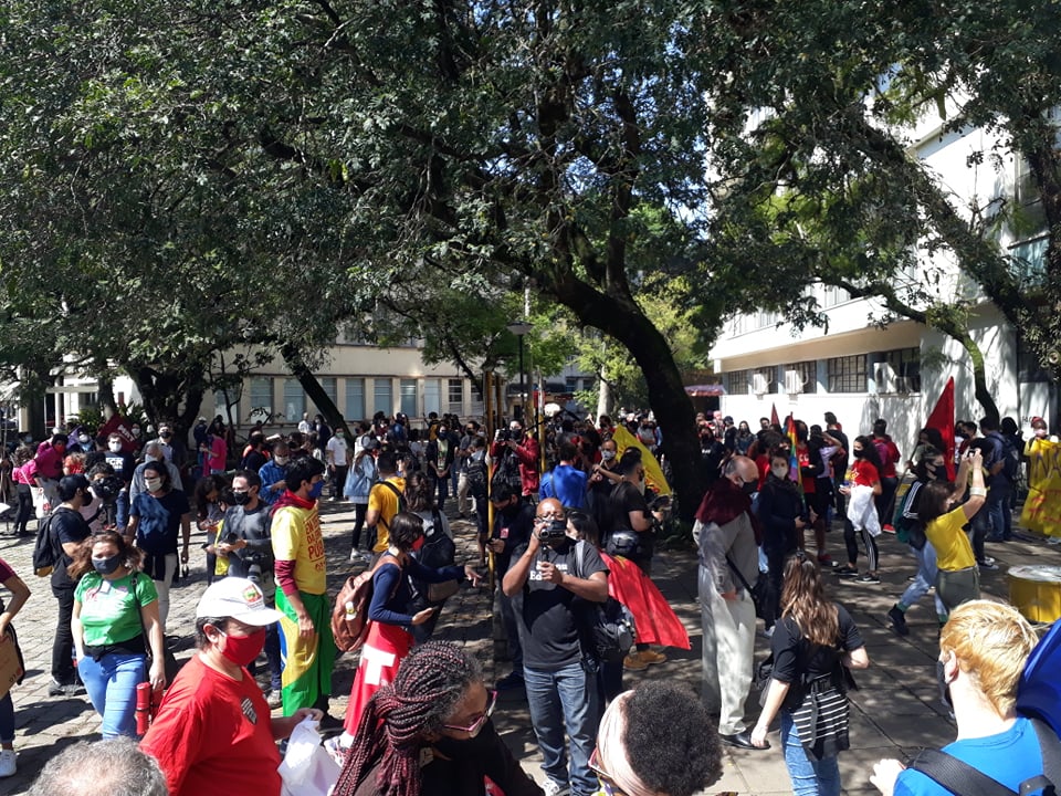 Centenas de estudantes ocuparam o pátio da Reitoria da Universidade Federal do Rio Grande do Sul (Ufrgs), no Centro Histórico de Porto Alegre, contra nomeação de reitor e contra políticas do MEC