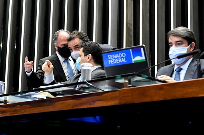 Articulação: Davi Alcolumbre, presidente do Senado, conversa com o líder do governo no Congresso, Fernando Bezerra (à esq.) e com o senador Rodrigo Pacheco (centro)