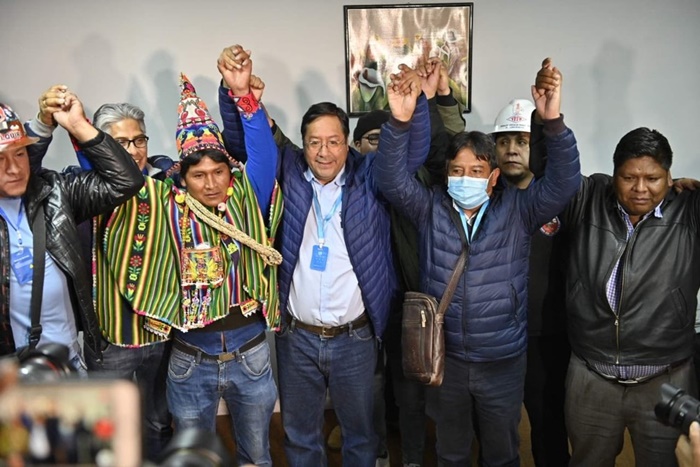 O indígena David Choquehuanca, candidato a vice, e Arce, à presidência da Bolívia, comemoraram o resultado da eleição antes da apuração dos votos