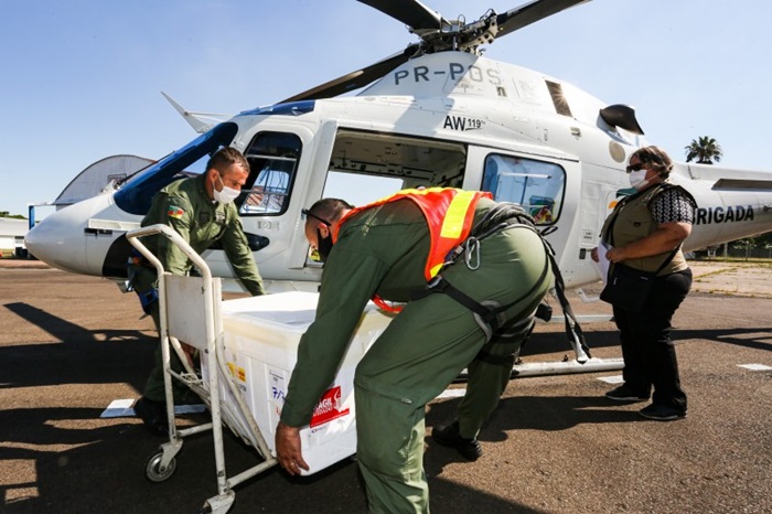 Helicóptero da BM levou as doses da 5ª CRS até Caxias do Sul