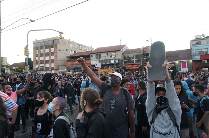 Em dia de fúria, protesto contra assassinato de homem negro termina de forma violenta