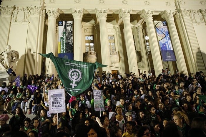 Ativistas vão às ruas do centro do Rio de Janeiro em marcha pela legalização do aborto na América Latina