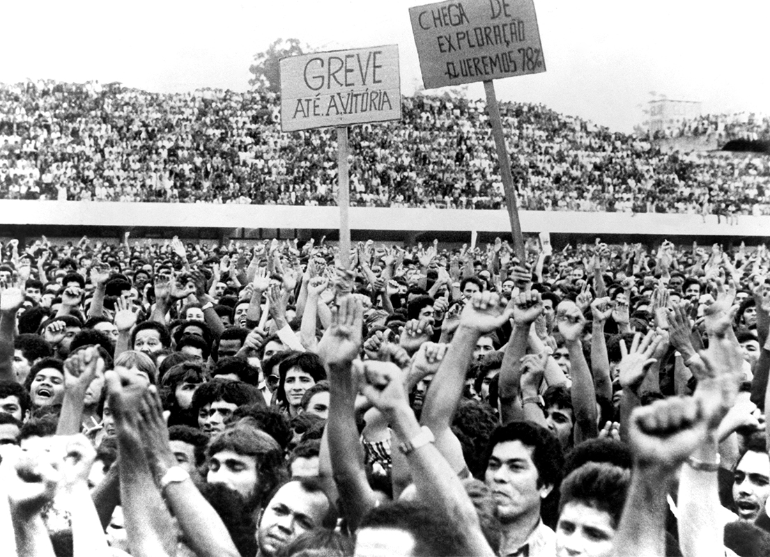 Greve de metalúrtgicos na região do ABC paulista. Trabalhadores em assembleia no Estádio de Vila Euclides, em São Bernardo do Campo, em março de 1979