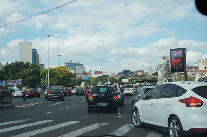 Carreata por impeachment de Bolsonaro reúne mais de mil veículos em Porto Alegre