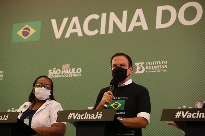A enfermeira Mônica Calazans, plantonista do Emilio Ribas, primeira brasileira a receber a Coronavac, ao lado de Dória: 