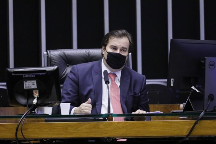 Em fim de mandato, Maia simula críticas a Bolsonaro, enquanto não decide sobre os mais de 50 pedidos de impeachment protocolados contra o presidente da República