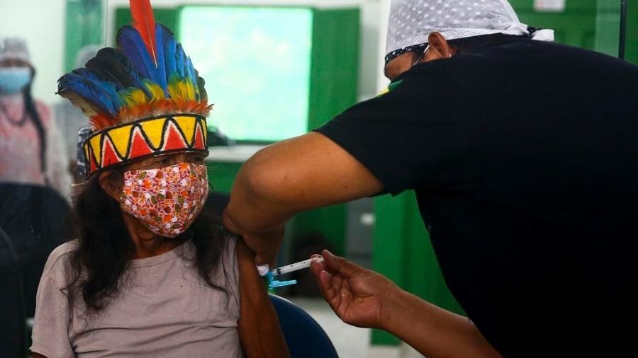 Vacinação de indígena, no começo de fevereiro, na aldeia Umuriaçu, próximo a Tabatinga, no Amazonas