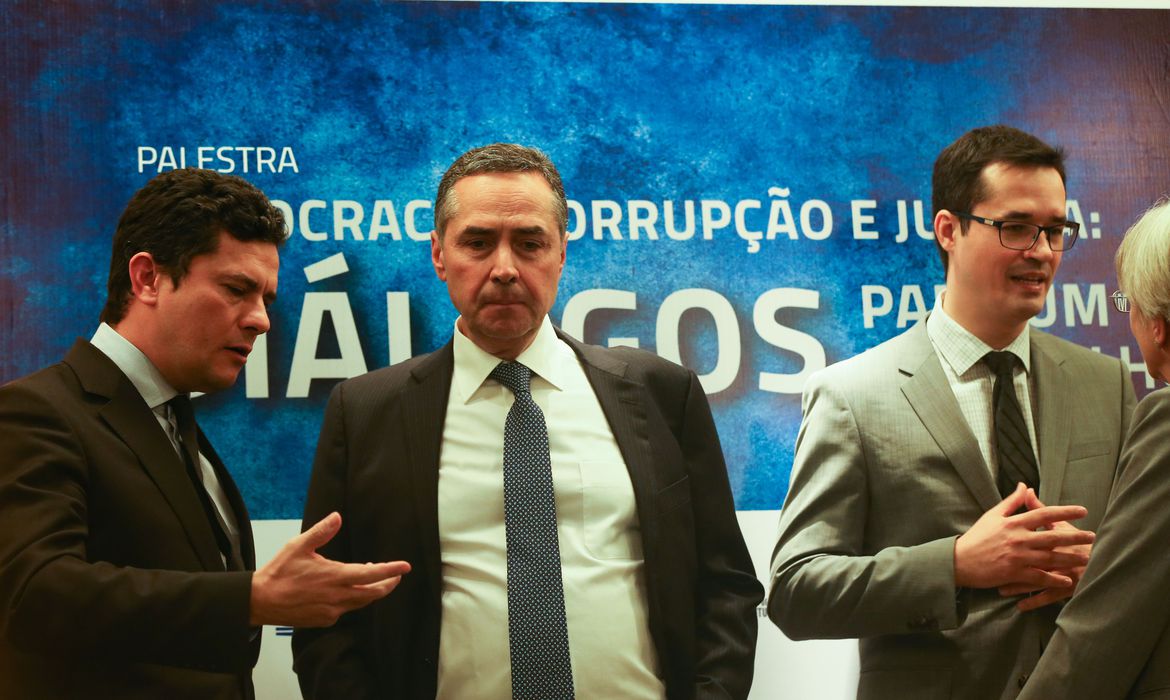 O ex-juiz federal Sérgio Moro, o ministro do STF, Luís Roberto Barroso, e o procurador Deltan Dallagnol durante palestra intitulada Democracia, Corrupção e Justiça, em universidade, em Brasília, em 2016