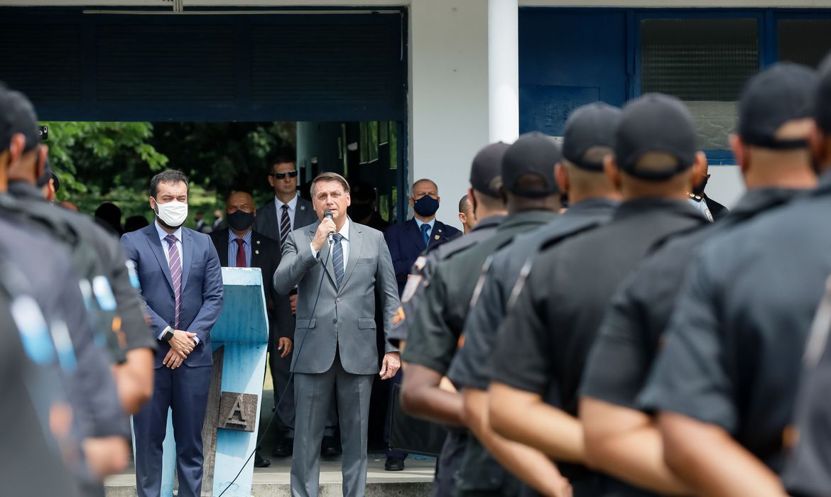 Desgastado com as forças armadas, Bolsonaro busca controle e apoio entre polícias militares estaduais