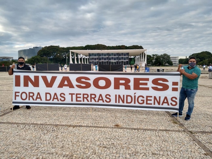 Indígenas de todo o país amanheceram neste Dia do Índio na Praça dos Três Poderes, em Brasília, para denunciar o garimpo em suas terras e o avanço da mineração com apoio das políticas de governo