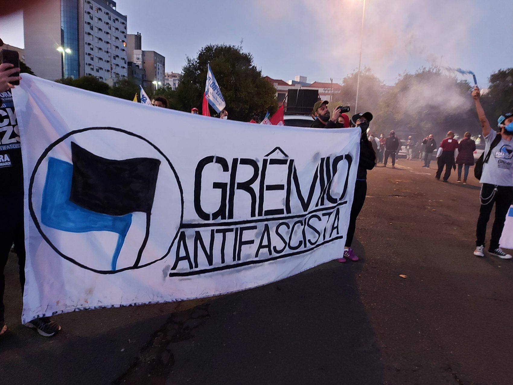 Milhares de manifestantes em Porto Alegre pedem a saída de Bolsonaro | Foto: Valéria Ochôa