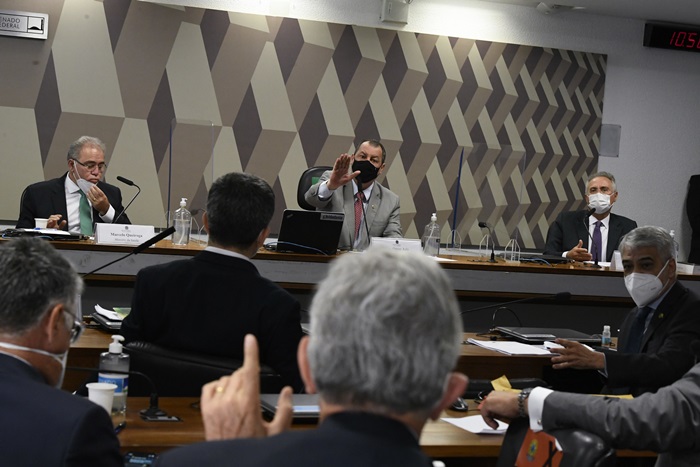 O ministro da Saúde de Bolsonaro, Marcelo Queiroga, durante depoimento na CPI, ao lado de Omar Aziz (PSD-AM) e Renan Calheiros (MDB-AL). Sessão foi marcada por bate-boca e provocações entre senadores
