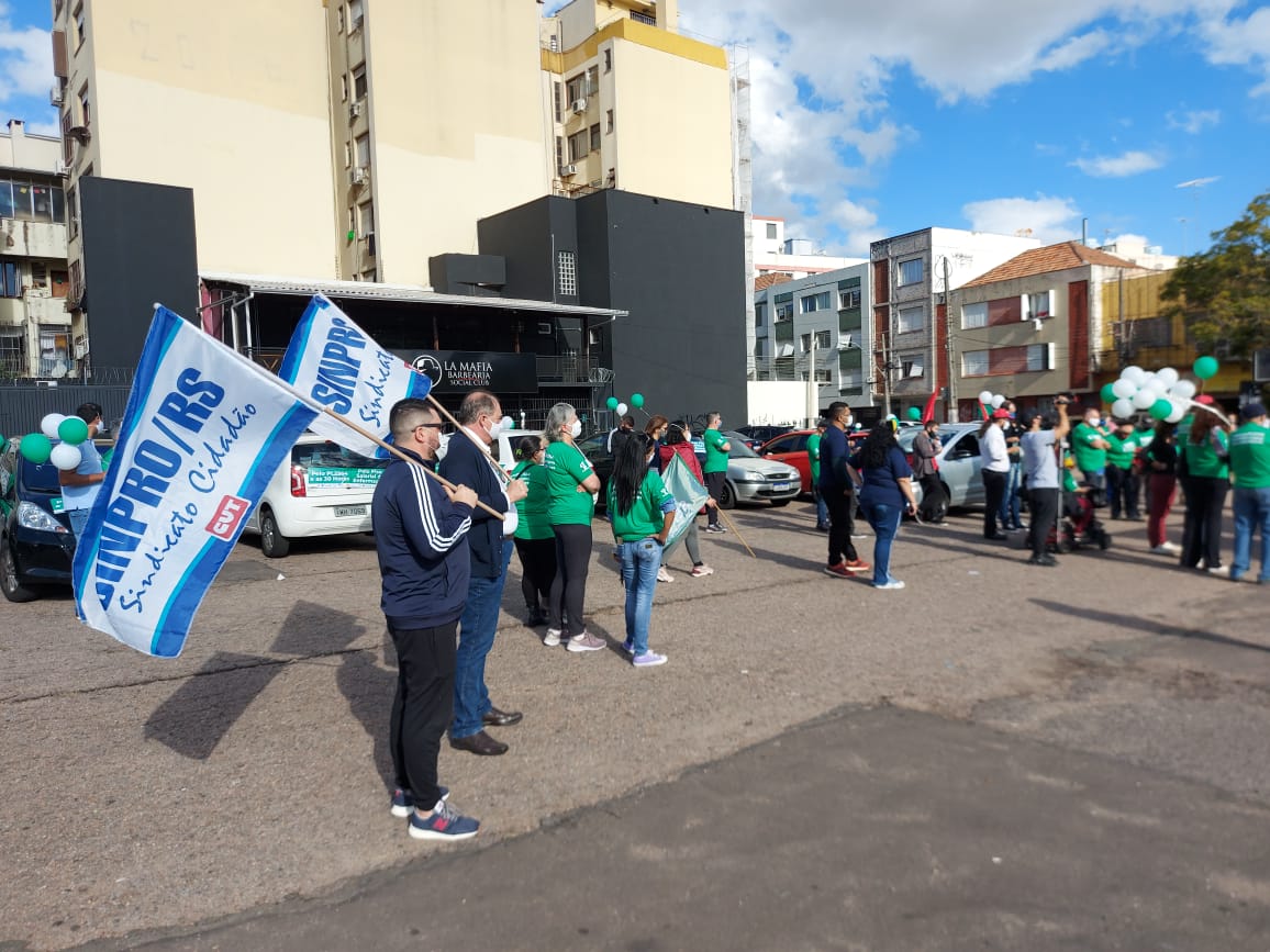 Carreata da saúde em Porto Alegre defende piso da enfermagem
