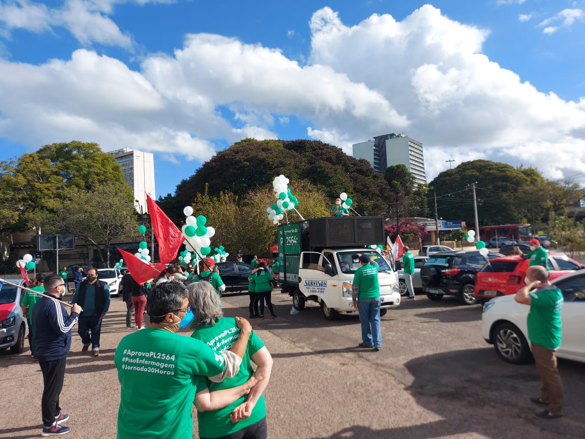 Carreata da saúde em Porto Alegre defende piso da enfermagem