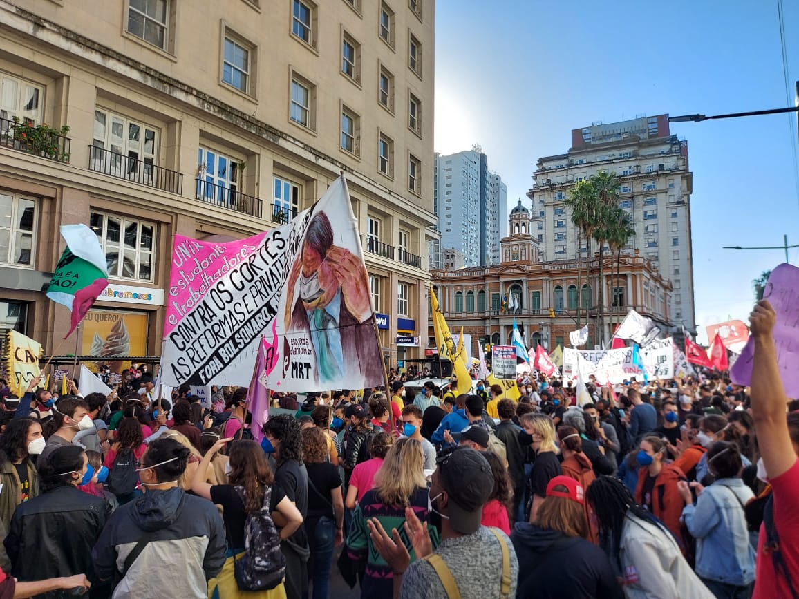 Milhares de manifestantes em Porto Alegre pedem a saída de Bolsonaro | Foto: Igor Sperotto
