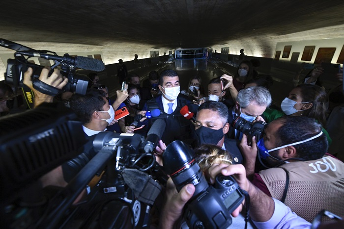 O deputado bolsonarista Luis Miranda chega à CPI e desembarca do governo: 