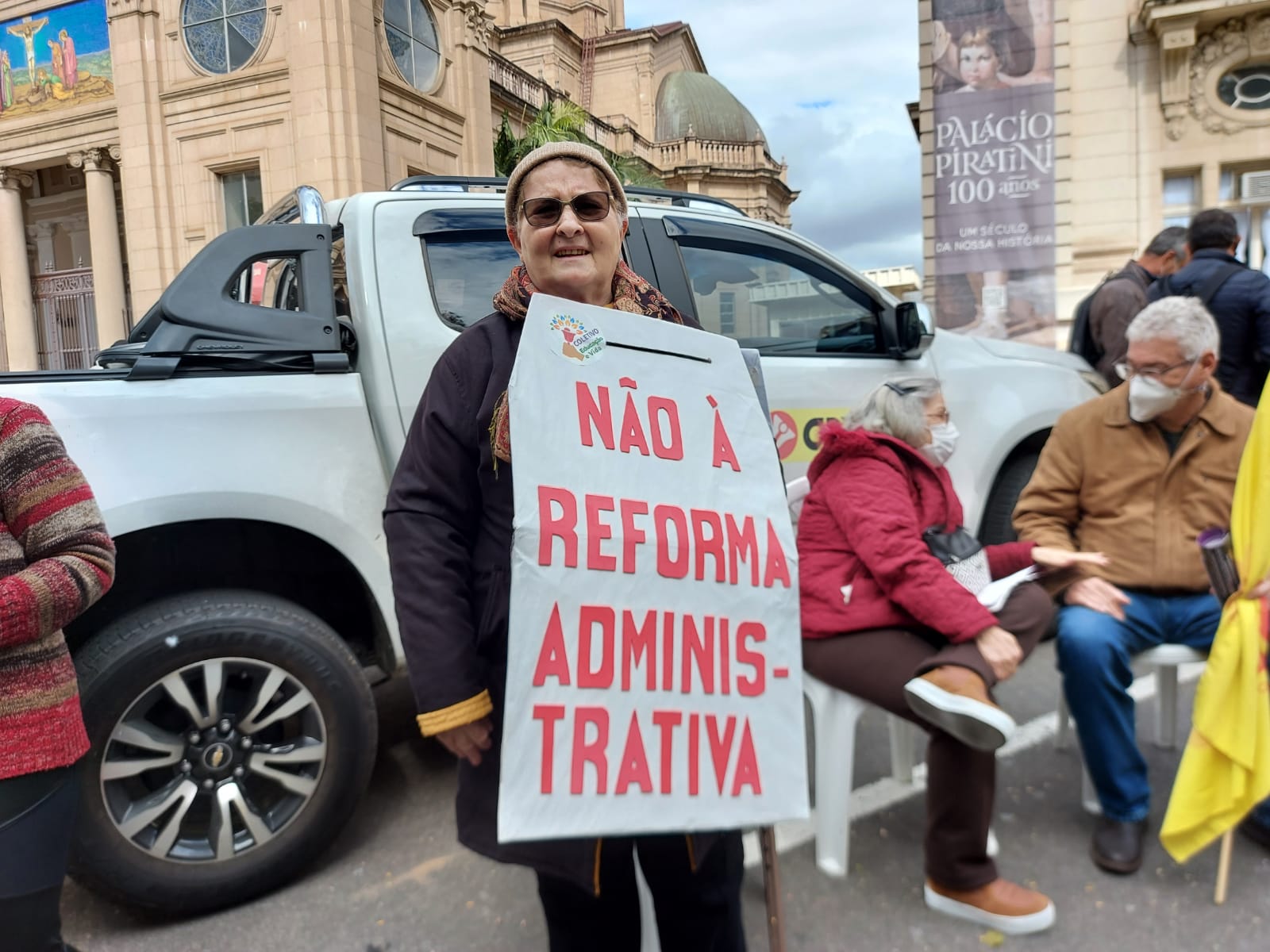 Professores estaduais protestam em frente ao Piratini por reposição salarial