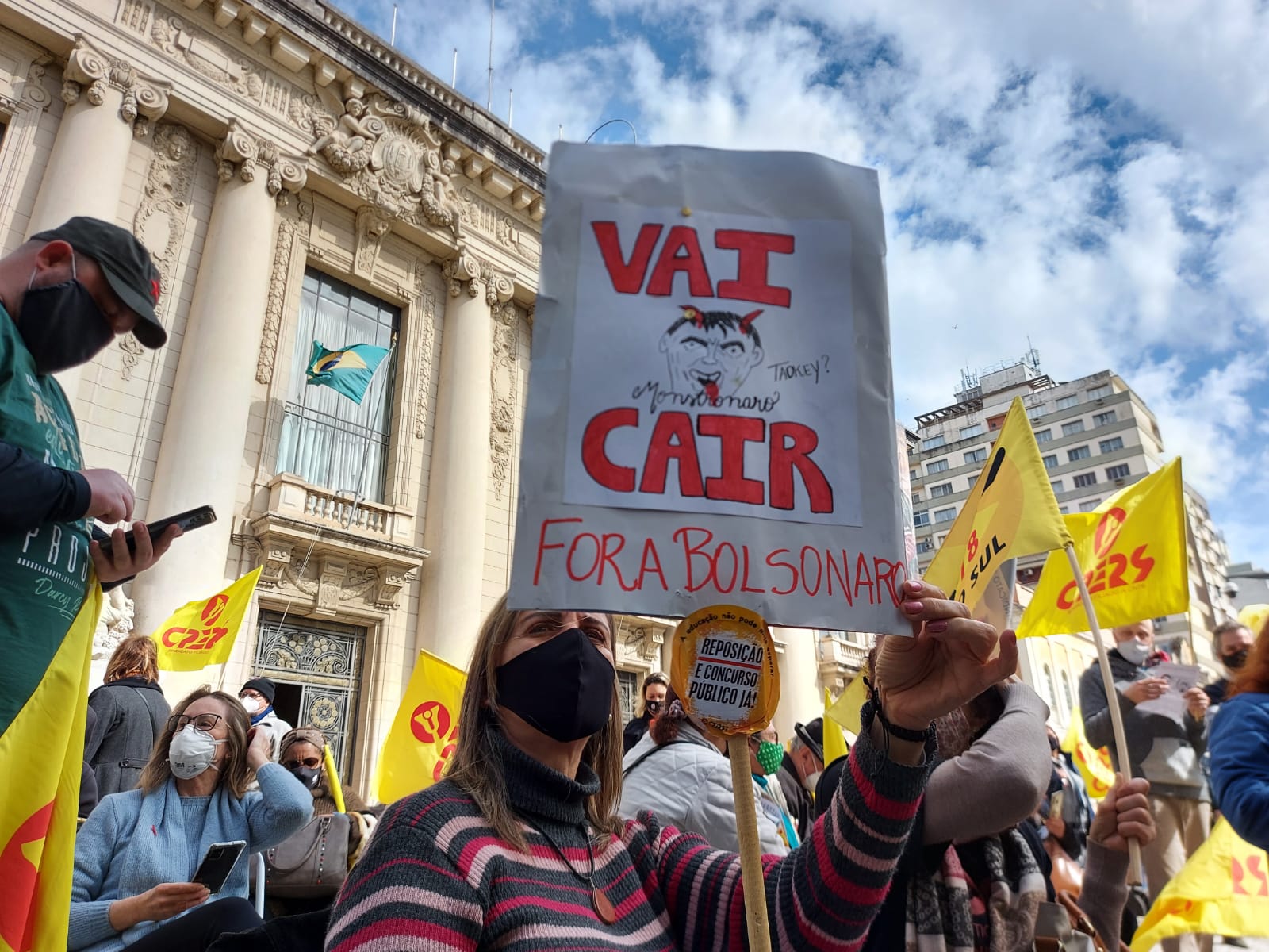 Professores estaduais protestam em frente ao Piratini por reposição salarial