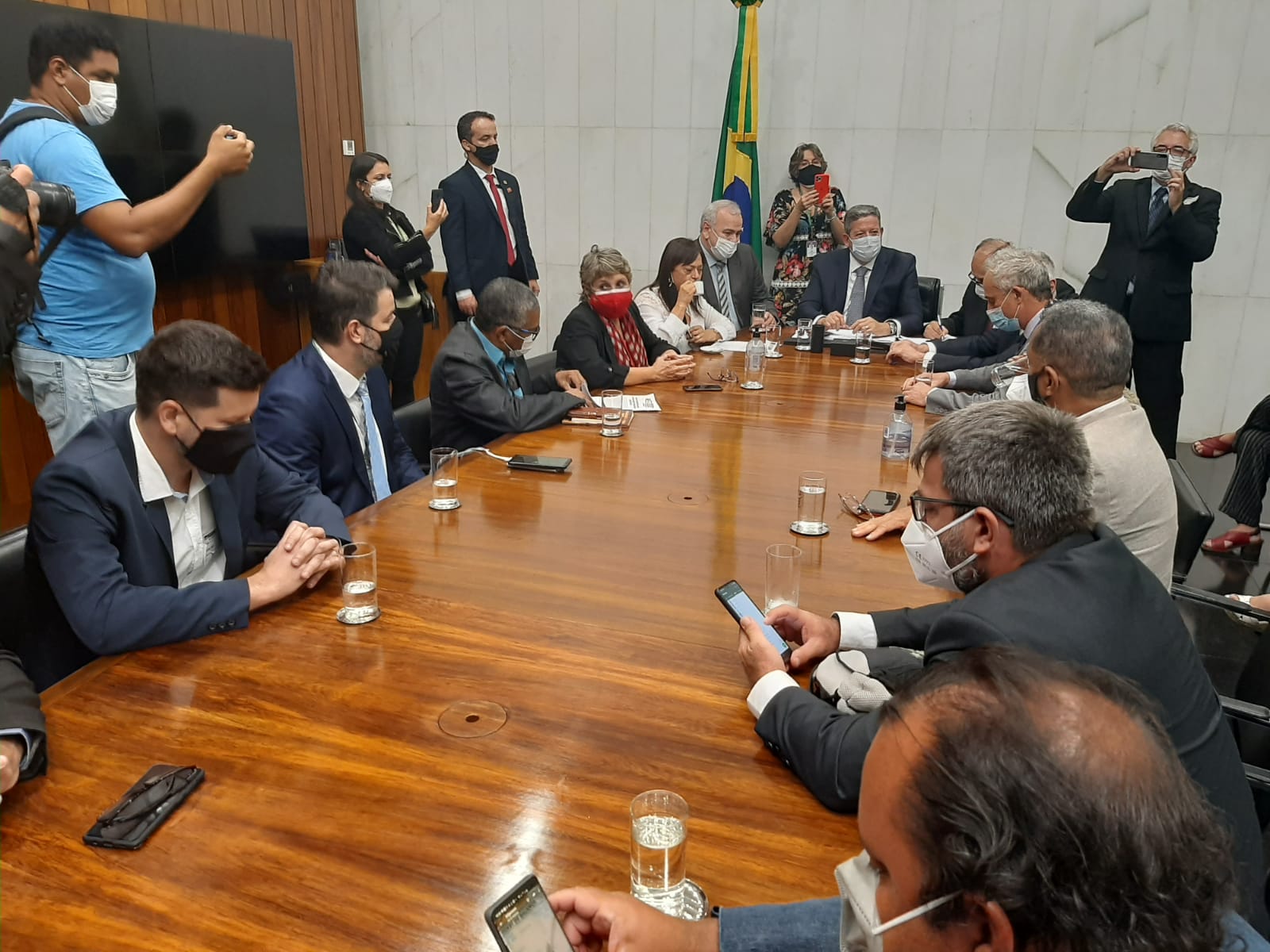 Representantes das centrais sindicais pressionaram o presidente da Câmara dos Deputados, Arthur Lira, a retirar a PEC 32 durante audiência em Brasília