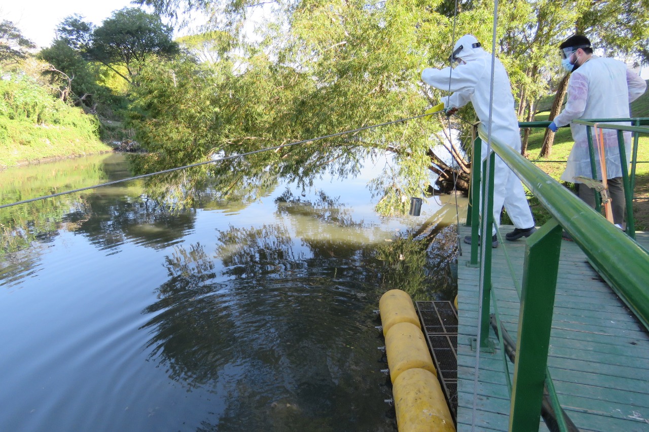 Coleta de água em Porto Alegre para aferição de qualidade