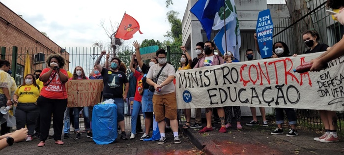 Estudantes protestam contra presença de ministro da Educação na Ufrgs