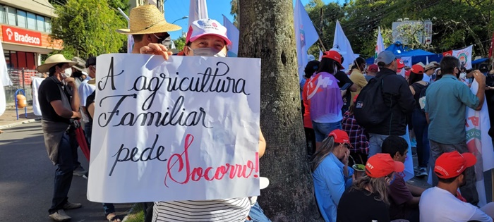 Agricultores fazem ato em Porto Alegre reivindicando liberação de crédito para minimizar efeitos da estiagem