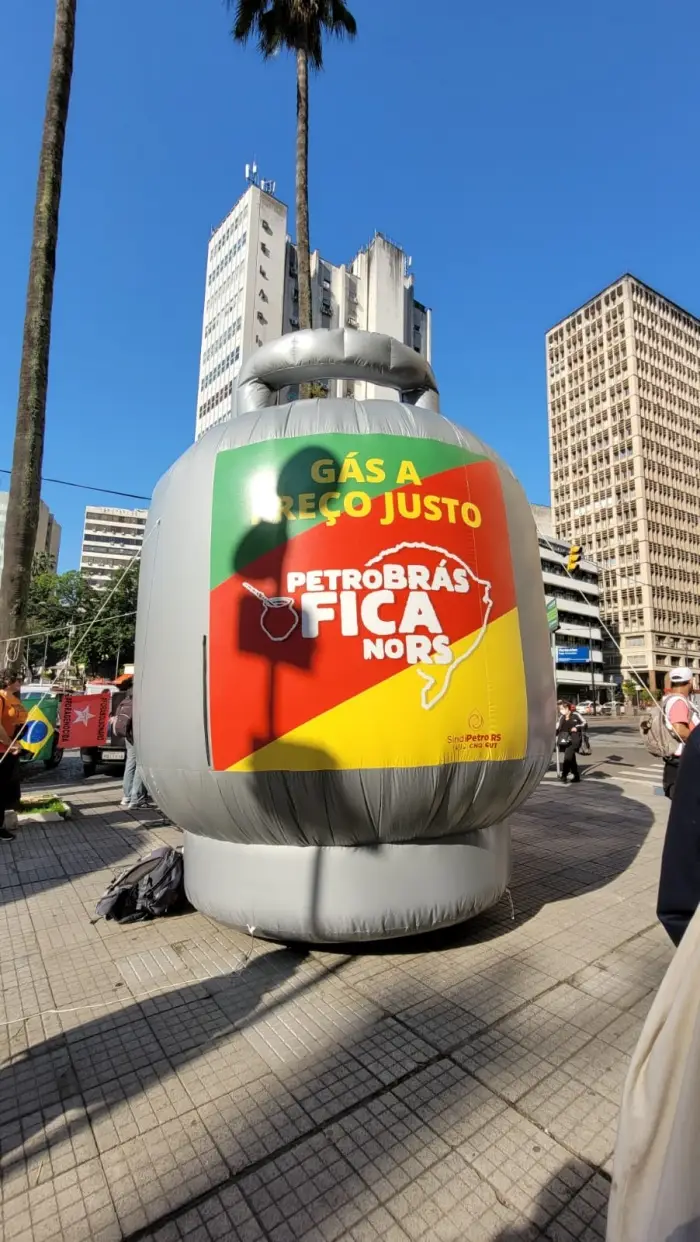 Panelaço contra a fome e o desemprego ocupa ruas do centro de Porto Alegre_7