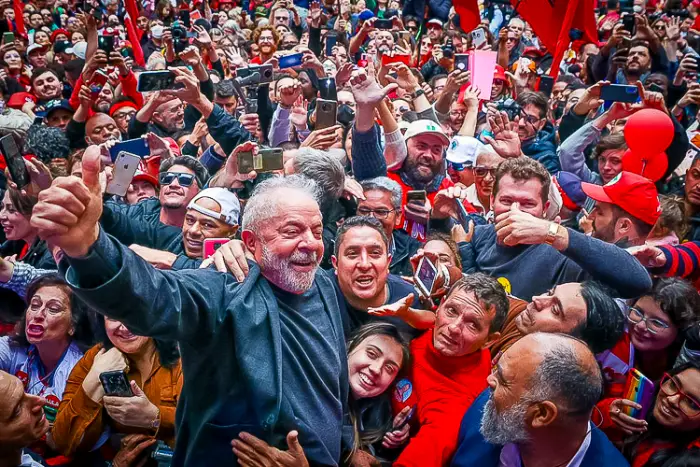 Em eleição acirrada, Lula tem 48,35% dos votos contra 43,26% de Bolsonaro e leva pleito ao segundo turno