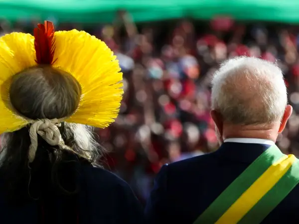 Lula recebe a faixa presidencial das mãos de representantes da diversidade do povo brasileiro