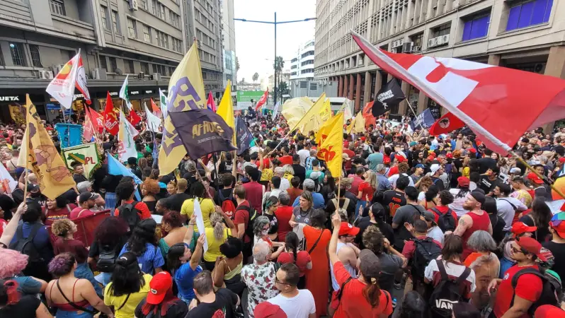 Milhares de brasileiros foram às rua nesta segunda-feira em defesa da democracia - Ato em Porto Alegre