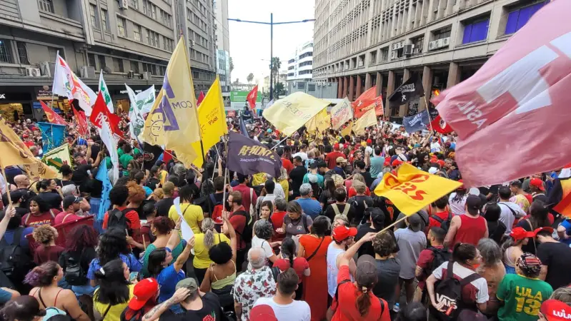 Milhares de brasileiros foram às rua nesta segunda-feira em defesa da democracia - Ato em Porto Alegre