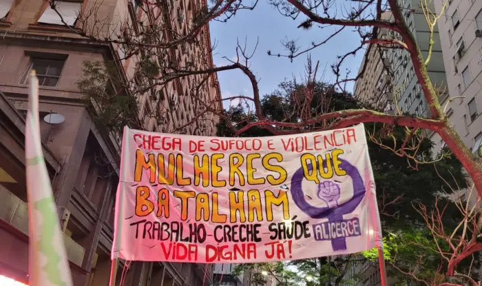 Euforia e alerta sobre feminicídios marcam mobilizações do 8M em Porto Alegre_010