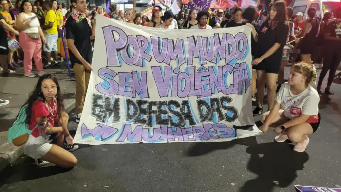 Euforia e alerta sobre feminicídios marcam mobilizações do 8M em Porto Alegre_012