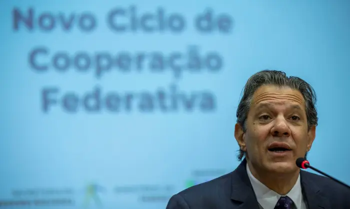 Agência melhora classificação de risco do Brasil um dia após críticas de ex-presidente
