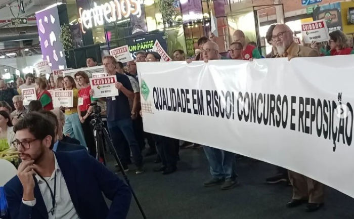 Professores da Liberato fazem protesto na abertura da Mostratec