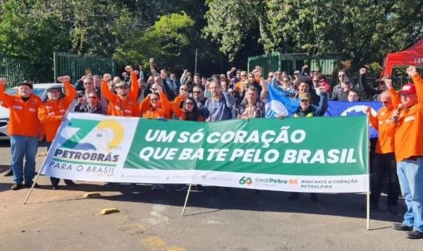 Trabalhadores comemoram 70 anos da Petrobras e protestam contra privatizações