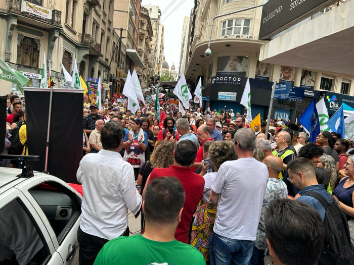 Centrais sindicais e partidos políticos promovem Ato pela Democracia em Porto Alegre