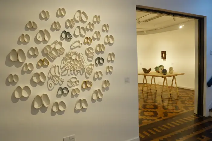 Conversa com ceramistas encerra exposição do Bando do Barro neste domingo