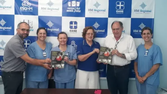 Hospital recebe livro sobre doação e transplante de órgãos