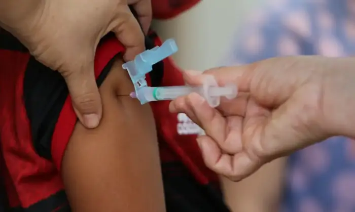 Vacinas protegem crianças de covid longa, infecção e morte