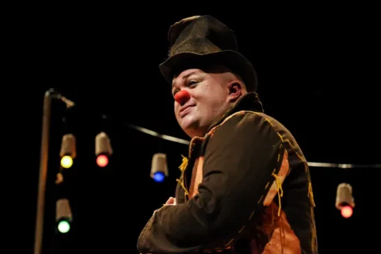 'O fantástico circo-teatro de um homem só' tem curta temporada na capital