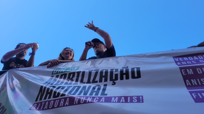 Porto-alegrenses celebram a democracia contra o golpe