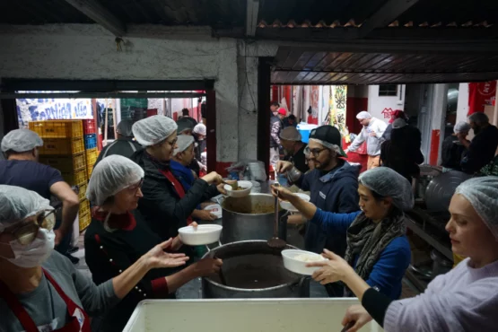 Movimento dos sem teto entrega 4 mil refeições por dia em 15 abrigos | Foto: Igor Sperotto