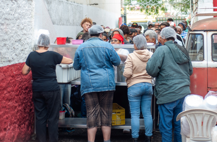 Movimento dos sem teto entrega 4 mil refeições por dia em 15 abrigos