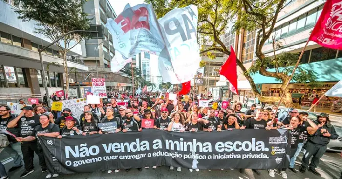 Pedido de prisão de professora após greve contra terceirização de escolas no Paraná provoca revolta